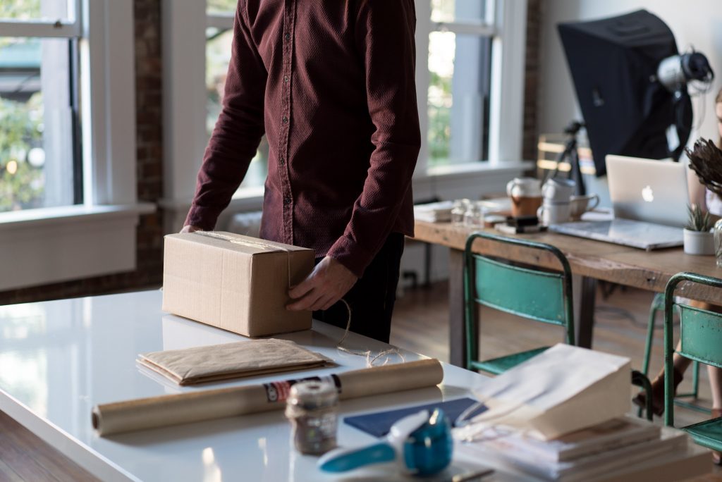 Persona con una caja o paquete recibido en una oficina
